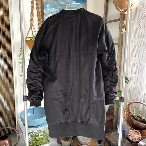Noisy May oversize longline bomber jacket in black - Picture 4 of 6